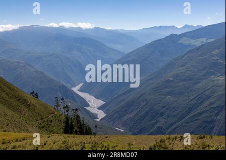 Voyager à travers les Andes boliviennes pittoresques avec vue sur la vallée où coule la belle rivière Rio Sacambaya ; explorer l'Amérique du Sud Banque D'Images