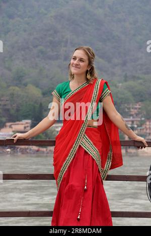 Des femmes étrangères montrant leur beauté dans des costumes indiens traditionnels quand elle est venue à Rishikesh pour le Festival de Yoga. Rishikesh. Uttarakhand. Inde. Banque D'Images