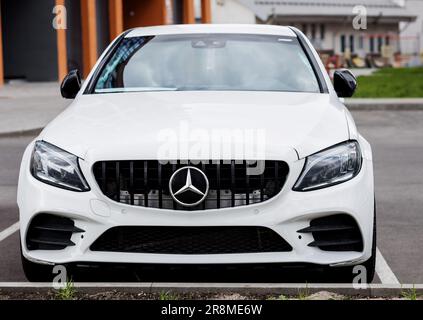 Minsk, Bélarus, juin 2023 - vue de face de la Mercedes-Benz blanche. voiture de luxe Banque D'Images