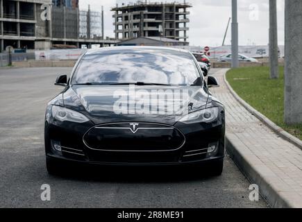 Minsk, Bélarus, juin 2023 - modèle S de Tesla 90D. supercar électrique Banque D'Images