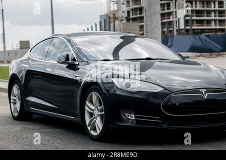 Minsk, Bélarus, juin 2023 - Tesla Model S 90D en ville. automobile américaine de luxe Banque D'Images