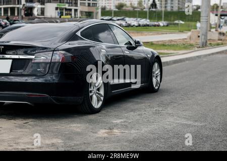 Minsk, Bélarus, juin 2023 - Tesla modèle S 90D - brillant automobile moderne. supercar américaine Banque D'Images