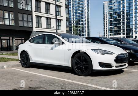 Minsk, Bélarus, juin 2023 - parking White Tesla Model S dans la rue. automobile écologique de luxe Banque D'Images