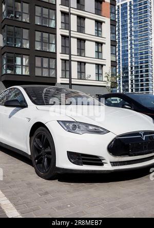 Minsk, Bélarus, juin 2023 - voiture modèle S de White Tesla garée en ville. Auto produit par Tesla Inc Banque D'Images