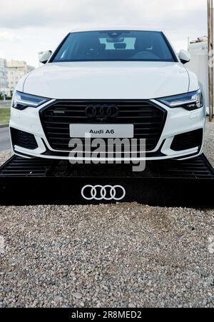 Minsk, Bélarus, juin 2023 - nouvelle Audi A6. Voiture blanche moderne Banque D'Images