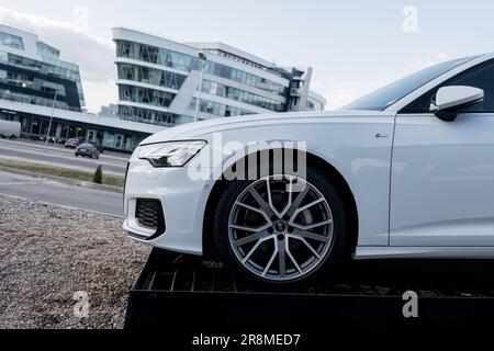 Minsk, Bélarus, juin 2023 - blanc Audi A6. voiture de luxe allemande Banque D'Images