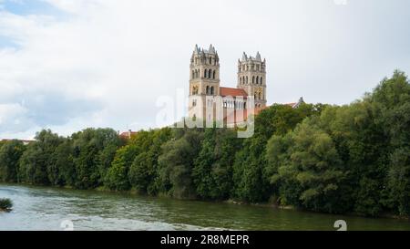 Le majestueux St. Maximilian à Munich église près de la rivière Isar entouré d'arbres Banque D'Images