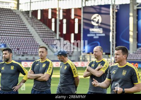 BUCAREST, ROUMANIE - 20 JUIN 2023 - l'entraîneur-chef de l'équipe nationale ukrainienne U21 Ruslan Rotan (R) est photographié lors d'une séance de formation en amont du Banque D'Images