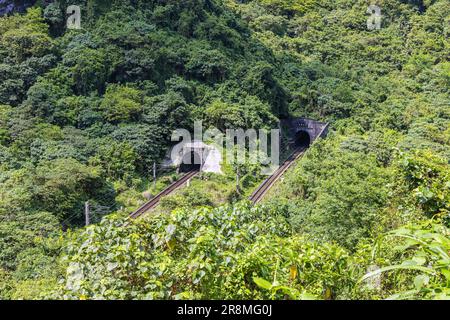 Parc national de Taroko, Taïwan - 23 mai 2023 : une image captivante illustre la beauté pittoresque de deux tunnels ferroviaires pénétrant dans la majestueuse co Banque D'Images