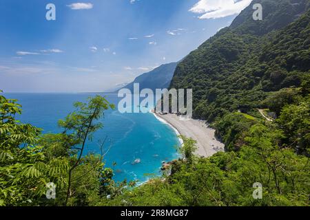 Une vue imprenable révèle la grandeur des falaises de la côte sud-est de Taïwan, la falaise de Qingshui près du parc national de Taroko. Imposantes et luxuriantes, elles donnent sur Banque D'Images