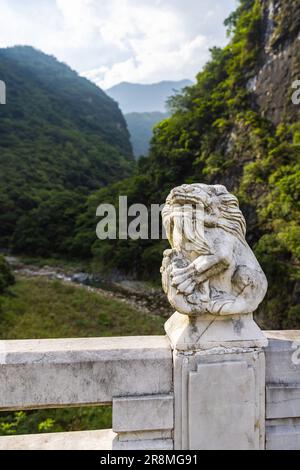 Parc national de Taroko, Taïwan - 22 mai 2023 : pont de Shakadang au-dessus de la rivière Liwu à l'entrée de la piste de Shakadang, l'une des nombreuses randonnées spectaculaires Banque D'Images