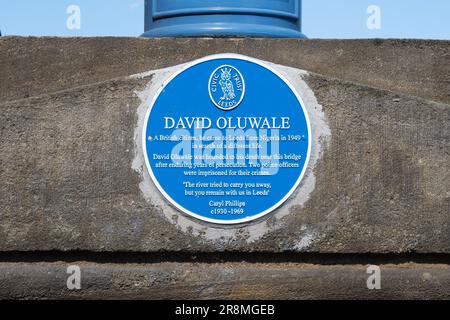 David Oluwale remplacement Memorial plaque bleue - l'original a été enlevé quelques heures seulement après avoir été installé - Leeds Bridge, Leeds, Yorkshire, Angleterre Banque D'Images