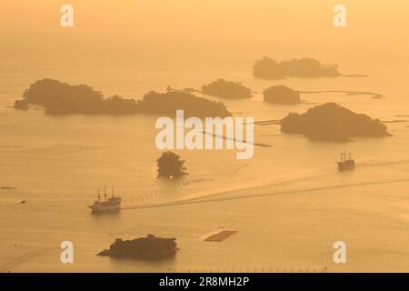 Les îles Kujuku et un bateau de tourisme au crépuscule Banque D'Images