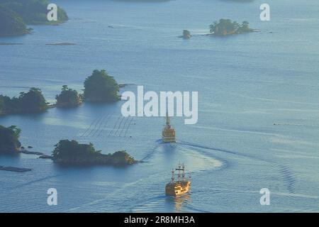 Les îles Kujuku et un bateau de tourisme au crépuscule Banque D'Images