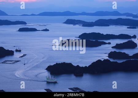 Les îles Kujuku et un bateau de tourisme au crépuscule Banque D'Images