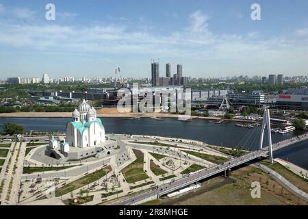 Krasnogorsk / Russie - Mai 13th 2023: Vue panoramique sur la cathédrale de Nikolsky dans la plaine d'inondation de Pavshinsky et les quartiers de Moscou Tushino et Myakinino Banque D'Images