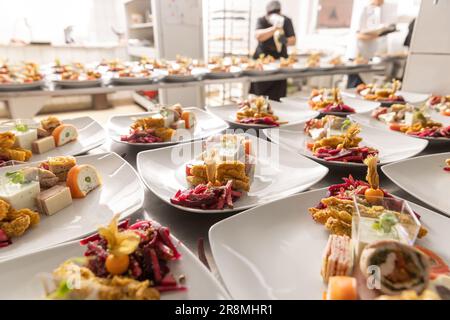 Verres dans une cuisine de restaurant en attente de servi Banque D'Images