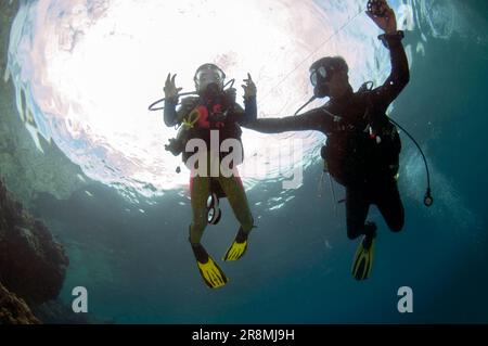 Fille de 8 ans plongée avec instructeur, site de plongée post, île de Menjangan, Bali, Indonésie Banque D'Images