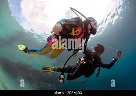 Fille de 8 ans plongée avec instructeur, site de plongée post, île de Menjangan, Bali, Indonésie Banque D'Images