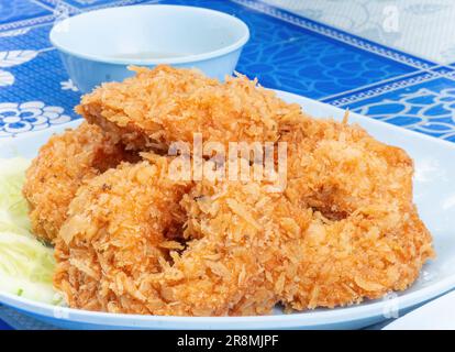 TOD man kung, gâteaux de crevettes thaïlandais, faits de crevettes moulées et d'autres ingrédients avant de rouler dans la farine, l'oeuf et la chapelure et frits. Généralement Banque D'Images