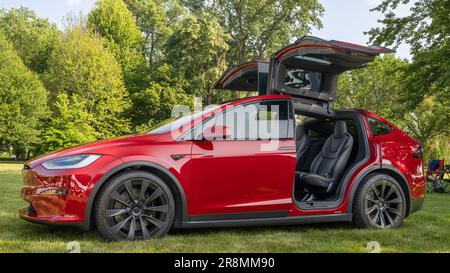 GROSSE POINTE SHORES, MI/États-Unis - 18 JUIN 2023 : une voiture Tesla modèle X EV 2022 avec portes à battants, spectacle de voitures EyesOn Design, près de Detroit, Michigan. Banque D'Images