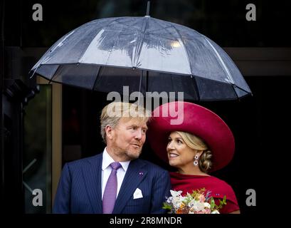 ANVERS - 22/06/2023, le roi Willem-Alexander et la reine Maxima sous un parapluie sous la pluie sur la Grote Markt pendant le troisième jour de la visite d'État en Belgique. Le couple royal néerlandais a effectué une visite d'État de trois jours dans le pays à l'invitation du roi de Belgique Philippe et de la reine Mathilde. ANP REMKO DE WAAL pays-bas hors - belgique hors Banque D'Images