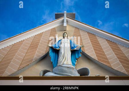 Une statue de la Vierge Marie sur le devant de l'église paroissiale catholique Phuong Nghia, à Kontum ion les Hautes-terres centrales du Vietnam. Banque D'Images