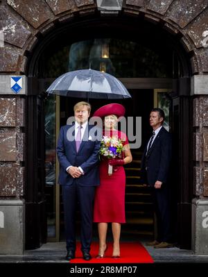 ANVERS - 22/06/2023, le roi Willem-Alexander et la reine Maxima sous un parapluie sous la pluie sur la Grote Markt pendant le troisième jour de la visite d'État en Belgique. Le couple royal néerlandais a effectué une visite d'État de trois jours dans le pays à l'invitation du roi de Belgique Philippe et de la reine Mathilde. ANP REMKO DE WAAL pays-bas hors - belgique hors Banque D'Images