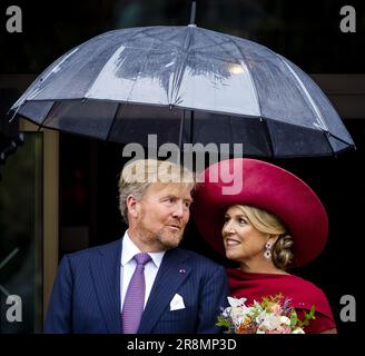 ANVERS - 22/06/2023, le roi Willem-Alexander et la reine Maxima sous un parapluie sous la pluie sur la Grote Markt pendant le troisième jour de la visite d'État en Belgique. Le couple royal néerlandais a effectué une visite d'État de trois jours dans le pays à l'invitation du roi de Belgique Philippe et de la reine Mathilde. ANP REMKO DE WAAL pays-bas hors - belgique hors Banque D'Images