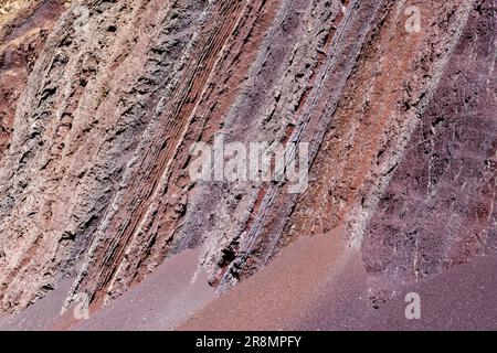 Paroi rocheuse colorée avec différentes couches - voyager et explorer le magnifique paysage autour du parc national de Torotoro en Bolivie, en Amérique du Sud Banque D'Images