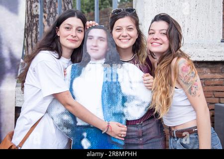 Rome, Italie. 22nd juin 2023. Les filles de Pietro Orlandi, frère d'Emanuela Orlandi, avec une couverture rigide montrant Emanuela Orlandi, lors d'une manifestation près de Castel Sant'Angelo à Rome, 22 juin 2018 (photo de Matteo Nardone/Pacific Press/Sipa USA) crédit: SIPA USA/Alay Live News Banque D'Images