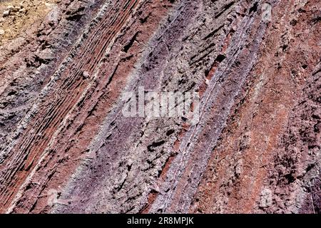 Paroi rocheuse colorée avec différentes couches - voyager et explorer le magnifique paysage autour du parc national de Torotoro en Bolivie, en Amérique du Sud Banque D'Images