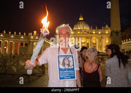 Rome, Italie. 22nd juin 2023. Pietro Orlandi, frère d'Emanuela Orlandi, pendant la procession aux flambeaux à la mémoire d'Emanuela Orlandi sur la place Saint-Pierre à Rome, le 22 juin 2018 (photo de Matteo Nardone/Pacific Press/Sipa USA) Credit: SIPA USA/Alay Live News Banque D'Images