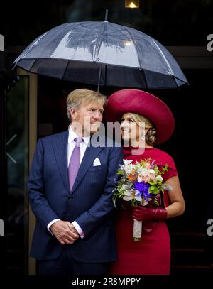 ANVERS - 22/06/2023, le roi Willem-Alexander et la reine Maxima sous un parapluie sous la pluie sur la Grote Markt pendant le troisième jour de la visite d'État en Belgique. Le couple royal néerlandais a effectué une visite d'État de trois jours dans le pays à l'invitation du roi de Belgique Philippe et de la reine Mathilde. ANP REMKO DE WAAL pays-bas hors - belgique hors Banque D'Images
