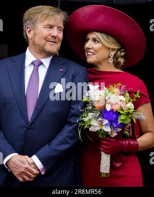 ANVERS - 22/06/2023, le roi Willem-Alexander et la reine Maxima sous un parapluie sous la pluie sur la Grote Markt pendant le troisième jour de la visite d'État en Belgique. Le couple royal néerlandais a effectué une visite d'État de trois jours dans le pays à l'invitation du roi de Belgique Philippe et de la reine Mathilde. ANP REMKO DE WAAL pays-bas hors - belgique hors Banque D'Images