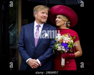 ANVERS - 22/06/2023, le roi Willem-Alexander et la reine Maxima sous un parapluie sous la pluie sur la Grote Markt pendant le troisième jour de la visite d'État en Belgique. Le couple royal néerlandais a effectué une visite d'État de trois jours dans le pays à l'invitation du roi de Belgique Philippe et de la reine Mathilde. ANP REMKO DE WAAL pays-bas hors - belgique hors Banque D'Images