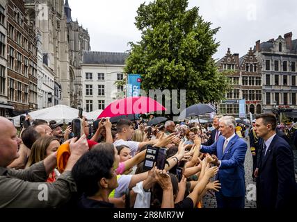 ANVERS - 22/06/2023, le roi Willem-Alexander et le roi de Belgique Philippe accueillent le public à la Grote Markt pendant la troisième journée de la visite d'État en Belgique. Le couple royal néerlandais a effectué une visite d'État de trois jours dans le pays à l'invitation du roi de Belgique Philippe et de la reine Mathilde. ANP REMKO DE WAAL pays-bas hors - belgique hors Banque D'Images