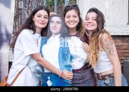 Rome, RM, Italie. 22nd juin 2023. Les filles de Pietro Orlandi, frère d'Emanuela Orlandi, avec une couverture rigide montrant Emanuela Orlandi, lors d'une manifestation près de Castel Sant'Angelo à Rome, 22 juin 2018 (Credit image: © Matteo Nardone/Pacific Press via ZUMA Press Wire) USAGE ÉDITORIAL SEULEMENT! Non destiné À un usage commercial ! Banque D'Images