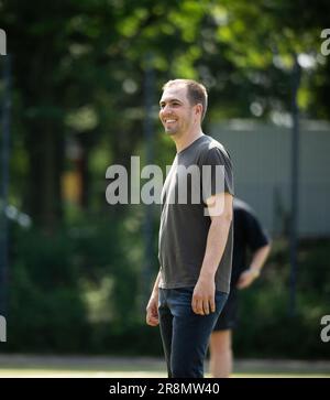 Hambourg, Allemagne. 22nd juin 2023. Philipp Lahm, directeur du tournoi de l'UEFA EURO 2024, joue au football avec des enfants en marge d'une conférence de presse sur un concours d'idées pour l'UEFA EURO 2024, souriant sur le terrain. Credit: Daniel Reinhardt/dpa/Alay Live News Banque D'Images