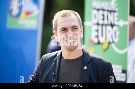 Hambourg, Allemagne. 22nd juin 2023. Philipp Lahm, directeur du tournoi de l'UEFA EURO 2024, rit lors d'une conférence de presse sur un concours d'idées de l'UEFA EURO 2024. Credit: Daniel Reinhardt/dpa/Alay Live News Banque D'Images