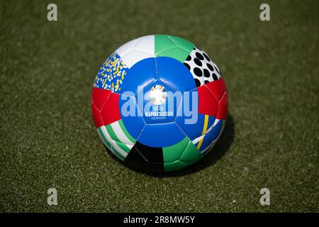 Hambourg, Allemagne. 22nd juin 2023. Un ballon de football portant le logo de l'UEFA EURO 2024 se trouve sur un terrain artificiel, en marge d'une conférence de presse sur un concours d'idées de l'UEFA EURO 2024. Credit: Daniel Reinhardt/dpa/Alay Live News Banque D'Images