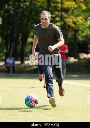 Hambourg, Allemagne. 22nd juin 2023. Philipp Lahm, directeur du tournoi de l'UEFA EURO 2024, joue au football avec des enfants en marge d'une conférence de presse sur un concours d'idées pour l'UEFA EURO 2024. Credit: Daniel Reinhardt/dpa/Alay Live News Banque D'Images