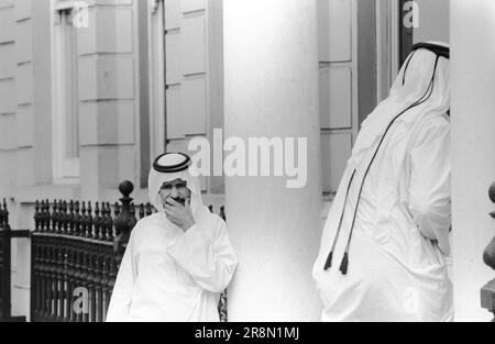 Arab Men Going to a Harley Street Clinic, Londres 1970s Royaume-Uni. Les habitants du Moyen-Orient sont venus en Grande-Bretagne pour des soins de santé subventionnés dans les cliniques Harley Street. Ils ont principalement séjourné dans des hôtels bon marché à Earls court. Londres, Angleterre vers 1977 70s Royaume-Uni HOMER SYKES Banque D'Images