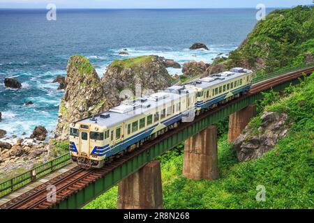 Train régulier sur la Gono-Line et la mer du Japon Banque D'Images