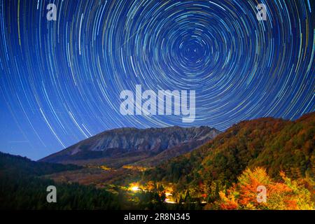 Mt. Ciel de Daisen et ciel étoilé dans les feuilles d'automne Banque D'Images