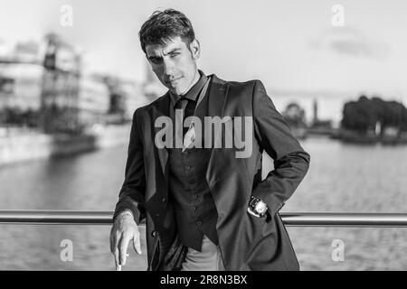 Portrait d'un homme attrayant près de la rivière. Photographie en noir et blanc Banque D'Images