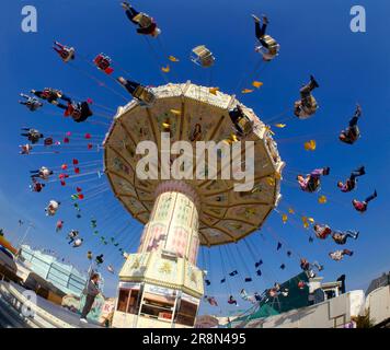 Chaîne de carrousel au festival folklorique Banque D'Images