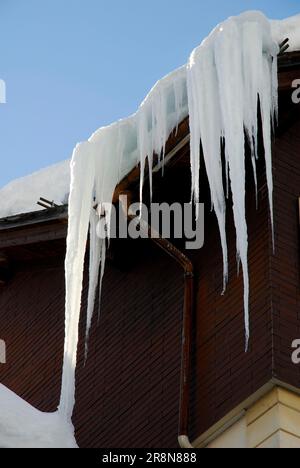Icicle sur le bord du toit, Alpes, Andermatt, Suisse Banque D'Images