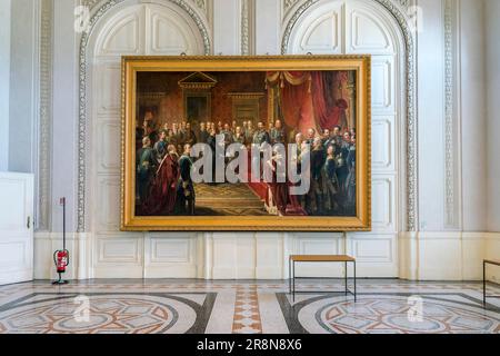 Salle avec peinture, Bettino Ricasoli présente Vittorio Emanuele II de Savoie le référendum sur l'annexion de la Toscane à l'Italie, peintre Angelo Banque D'Images