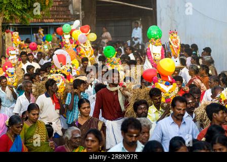 Puravi Eduppu festival, assiéger les dieux de la pluie pour leur miséricorde. Les chevaux argileux sont faits et décorés, puis portés en procession à l'Ayyanar Banque D'Images